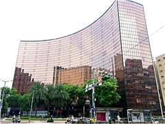 鄰近環球經貿中心大樓社區推薦-保富通商大樓，位於台北市松山區